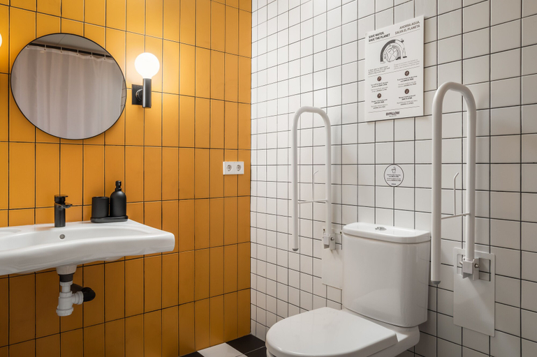 Bathroom 3, BYPILLOW Crosstown, Madrid