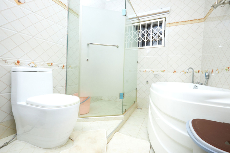 Bathroom 4, De Chateau Paradise, Accra