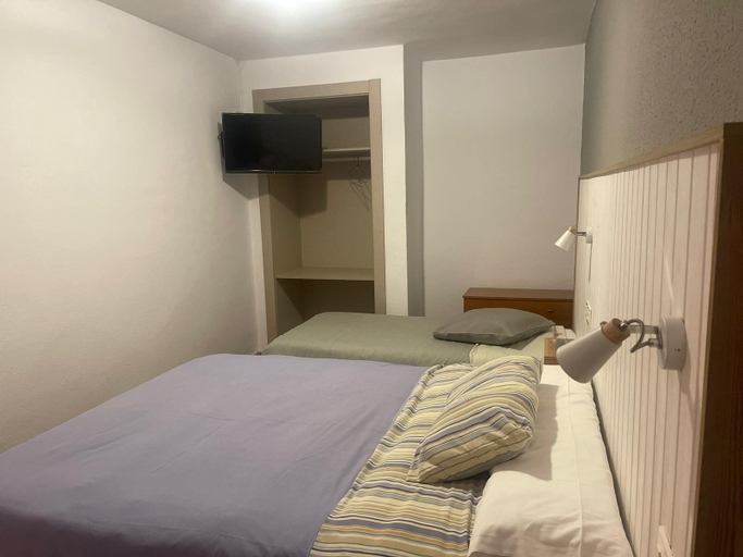 Bedroom 2, Hostal Julio Cesar, León