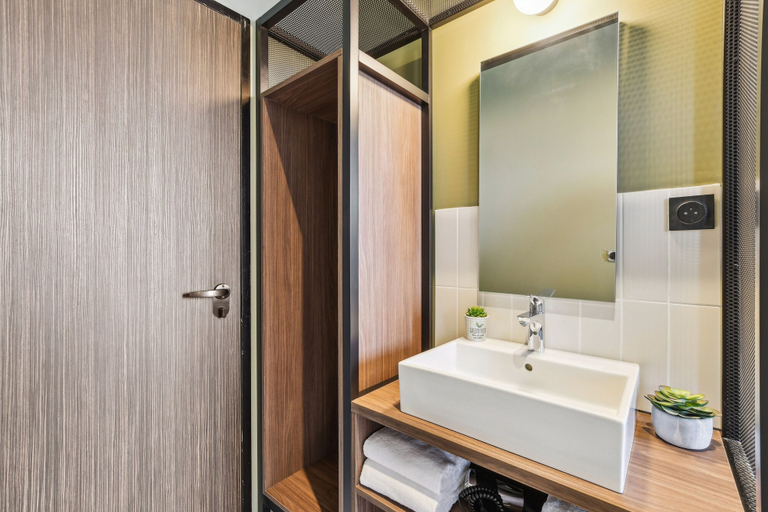 Bathroom 4, JOST Hotel Montpellier Centre St Roch, Hérault