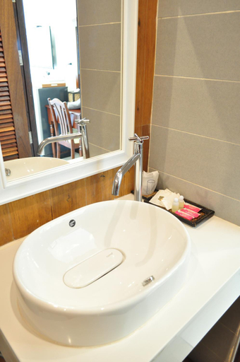 Bathroom 4, Lanta Seafront Resort, Ko Lanta