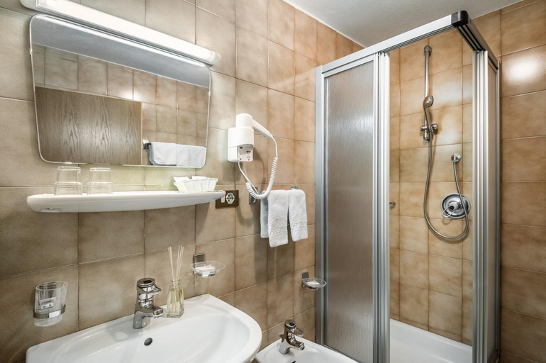 Bathroom 3, Pensione Vittoria, Bolzano