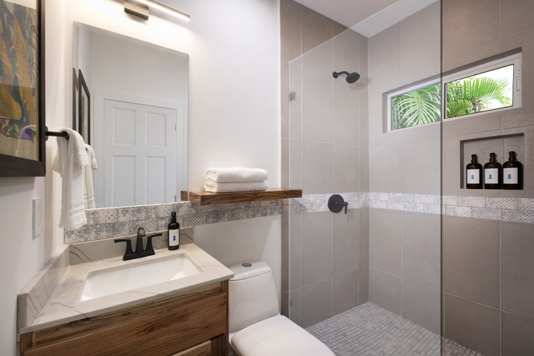 Bathroom 4, Puerta Azul, Roatán