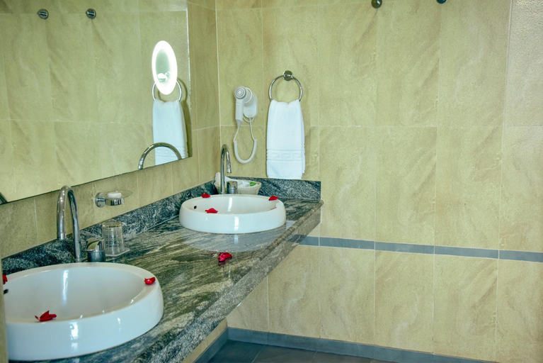 Bathroom 5, Harbour View Suites, Ilala