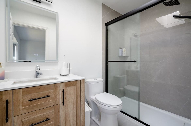 Bathroom 2, Richmond Cozy Place, Greater Vancouver