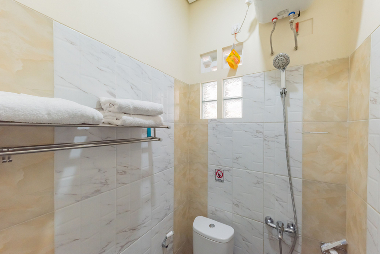 Bathroom 4, Urbanview Syariah Utami Inn Garut by RedDoorz, Garut