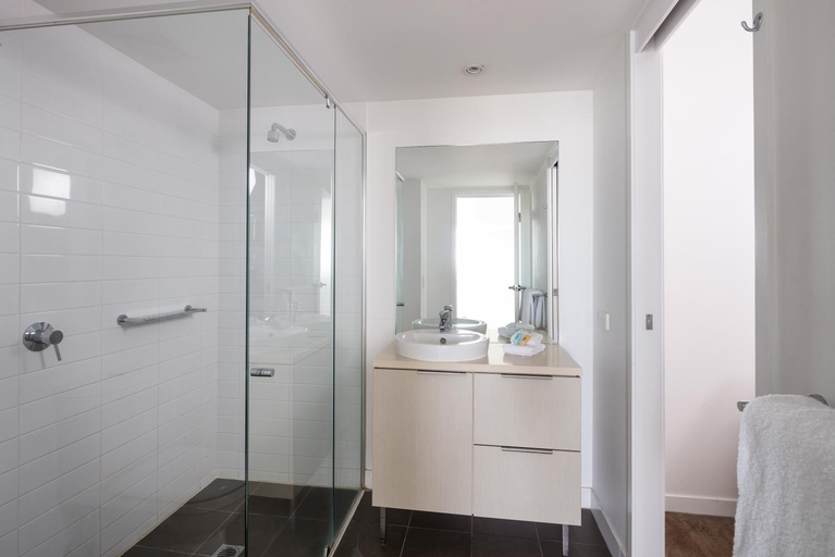 Bathroom 5, Townsville CBD Stadium Apartment - 2BR - 2BA - 2 Secure Car Spaces, City