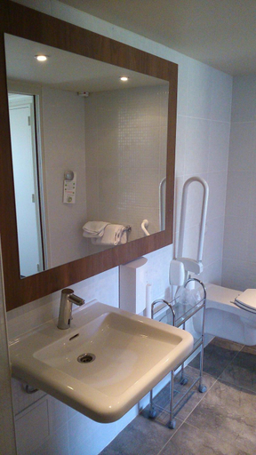 Bathroom 4, Hotel Campanile Besancon Nord - Ecole Valentin, Doubs
