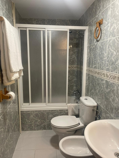 Bathroom 5, Hostal Julio Cesar, León
