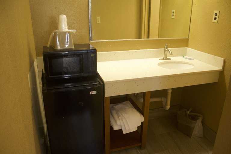 Bathroom 5, Express Inn, Norfolk
