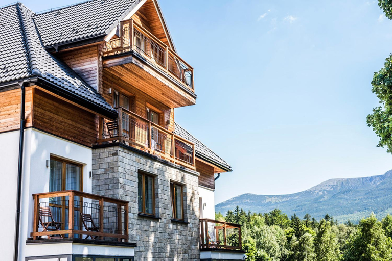 Exterior & Views