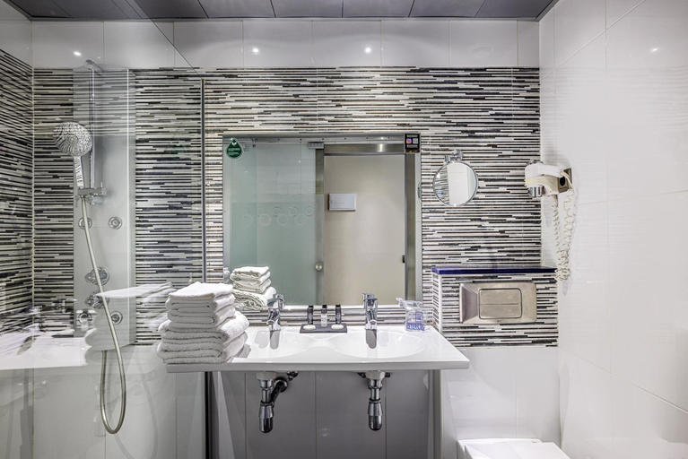 Bathroom 4, Hotel Ronda Lesseps, Barcelona