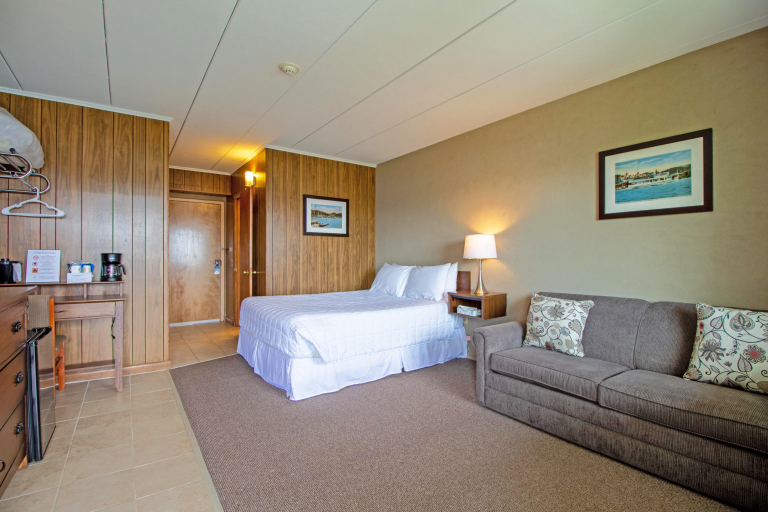 Bedroom 2, Half Moon Motel & Cottages, Belknap