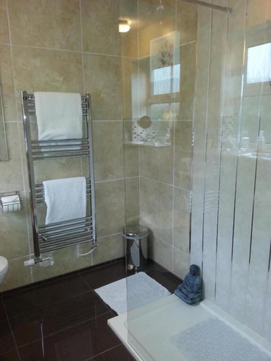 Bathroom 3, Arden House NEC Birmingham & Airport, Solihull