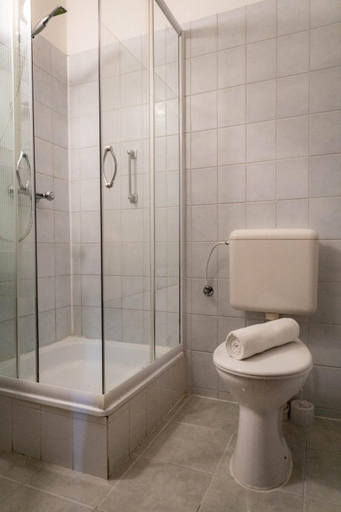 Bathroom 4, Equity Point Budapest - Hostel, Budapesti