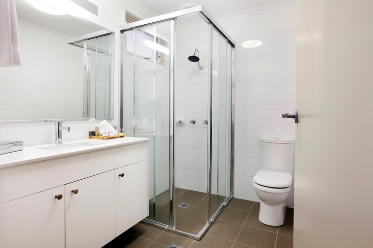 Bathroom 4, Harrigans Irish Pub and Accommodation, Cessnock
