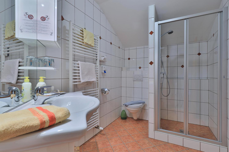 Bathroom 3, Hotel Garni Zerza, Hermagor