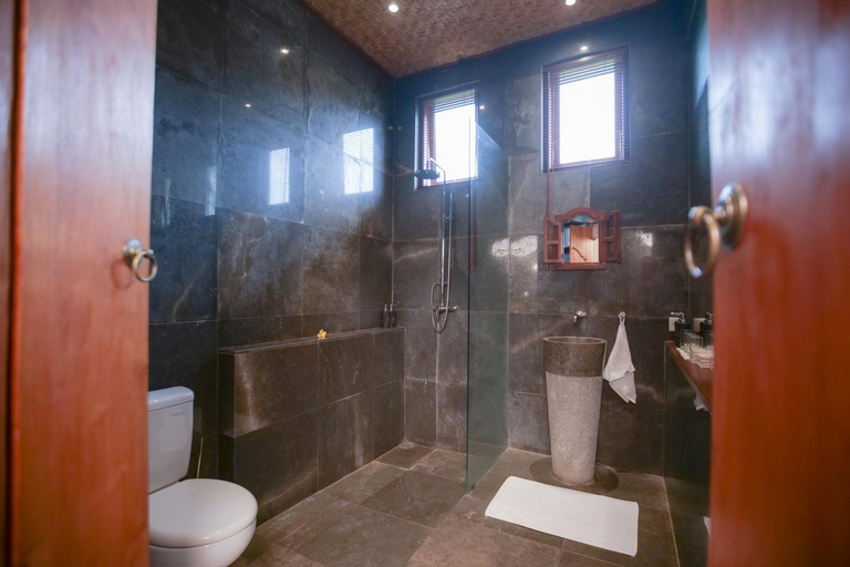 Bathroom 18