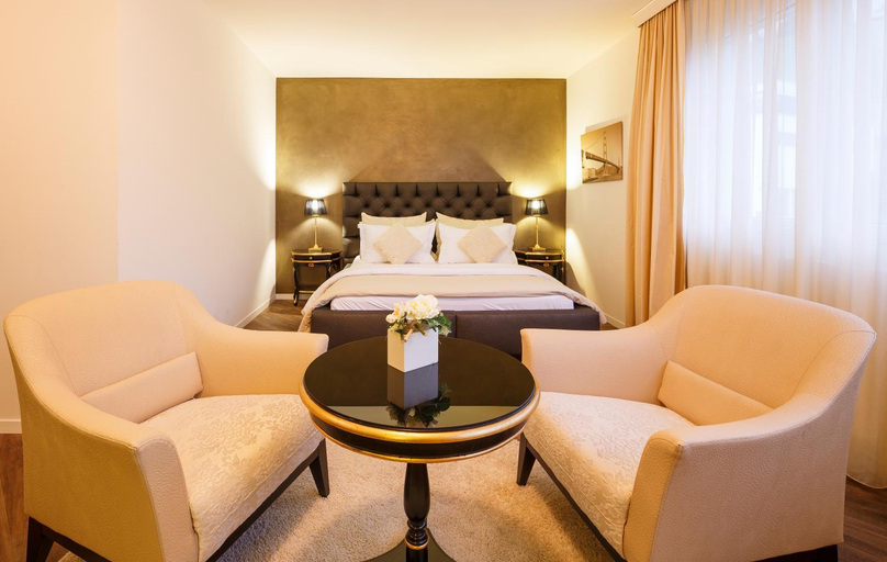 Others 4, Business Hotel First, Höfe