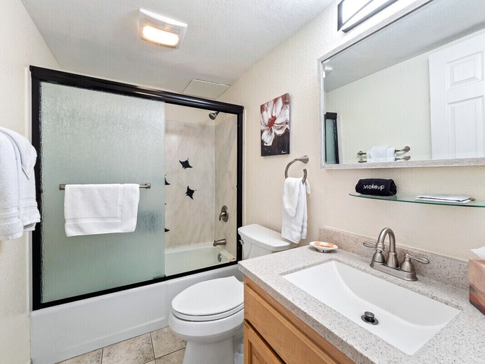 Bathroom 3, Hale Nalu, Hawaii