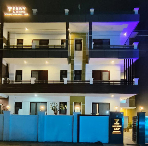 Exterior & Views