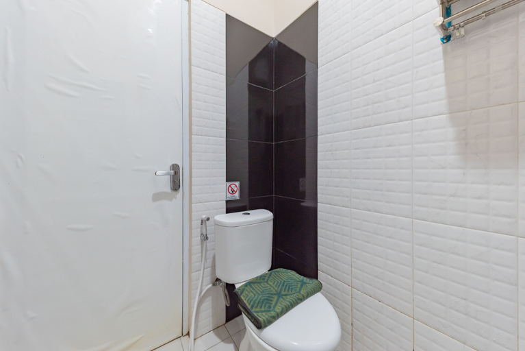 Bathroom 5, Urbanview Syariah Utami Inn Garut by RedDoorz, Garut