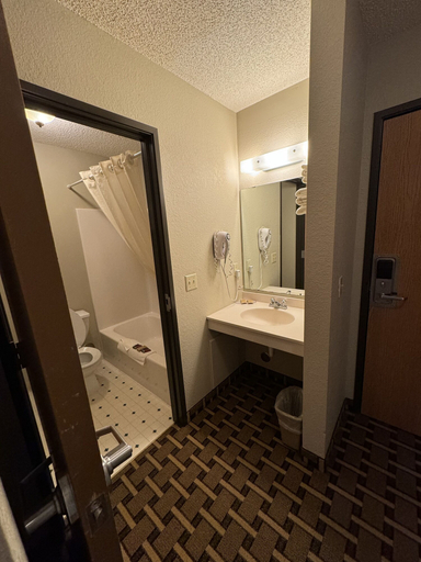 Others 5, Crossroads Hotel, Aitkin