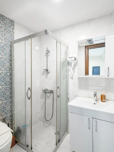 Bathroom, The Red Tent Social Hostel, Beyoğlu