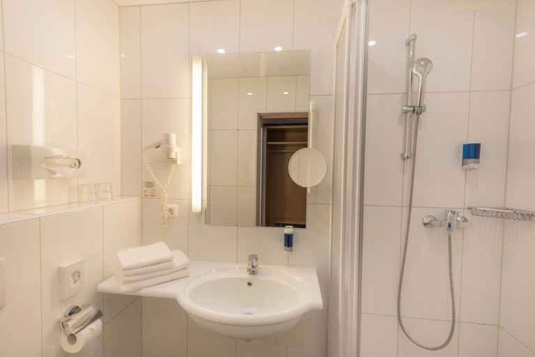 Bathroom 4, Hotel City, Villach