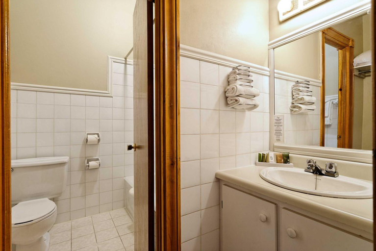 Bathroom 4, Hotel Cap Aux Pierres, Charlevoix