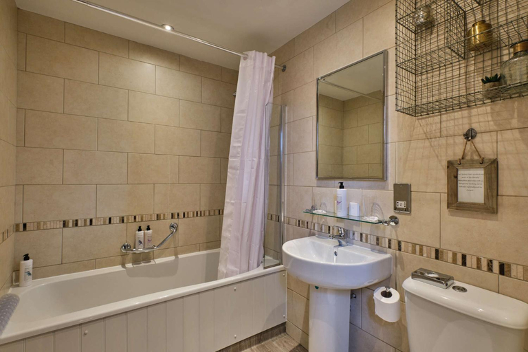 Bathroom 3, Bull's Head Hotel, London
