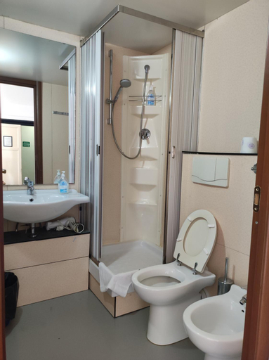 Bedroom 5, Albergo Caffaro, Genova