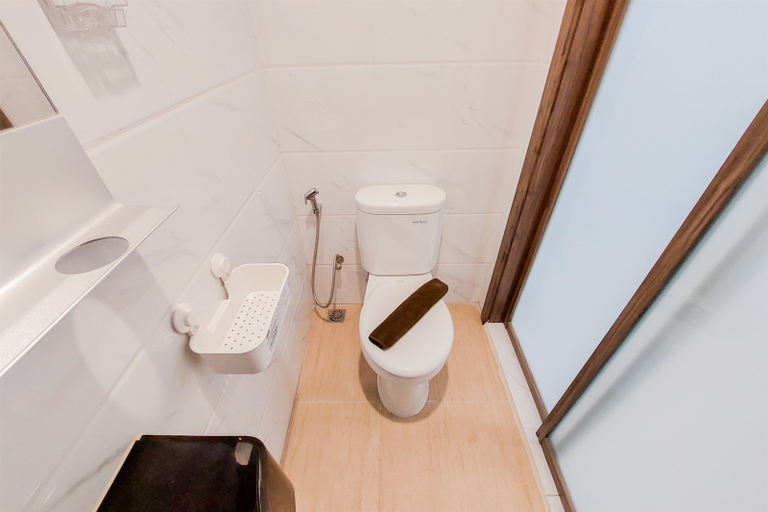 Bathroom 5, Restful and Cozy Studio Sky House Alam Sutera Apartment By Travelio, Tangerang
