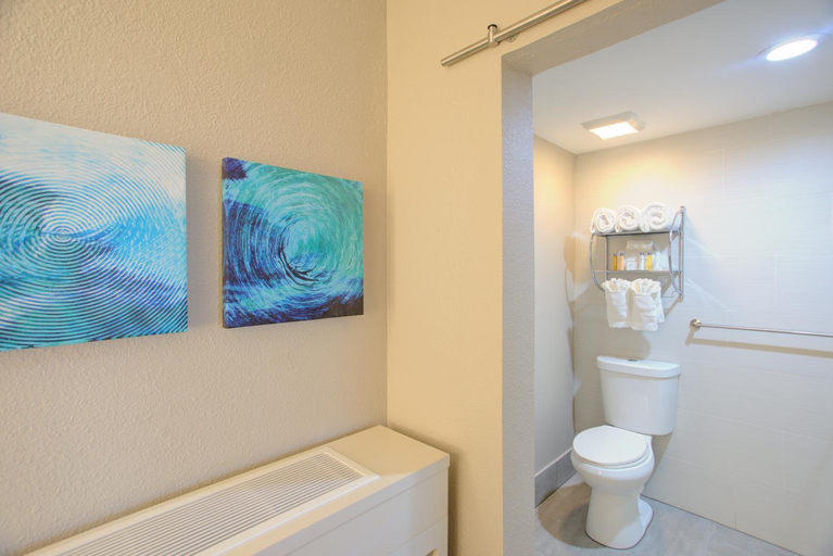 Bathroom, The Beachview Club, Glynn