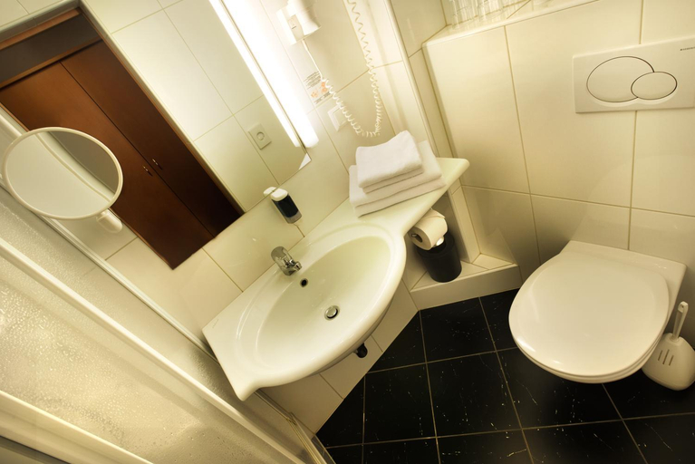 Bathroom 4, Hotel City, Villach