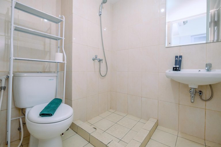 Bathroom 5, Nice and Comfy Studio at Springlake Summarecon Apartment By Travelio, Bekasi