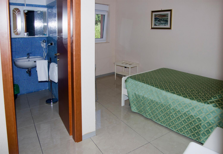 Bedroom 3, Hotel Cristallo, La Spezia