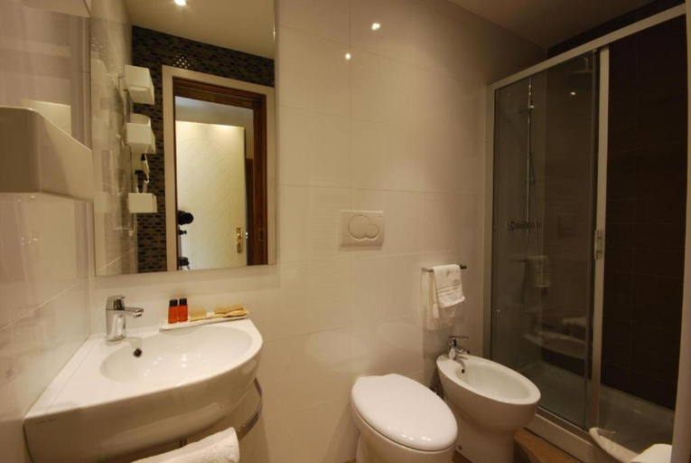 Bathroom 4, Hotel Bracciotti, Lucca