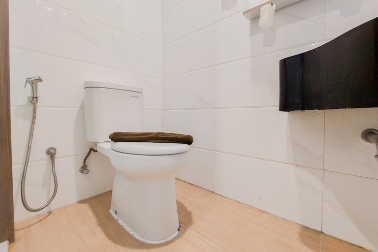 Bathroom 5, Comfortable and Homey Studio at Sky House Alam Sutera Apartment By Travelio, Tangerang