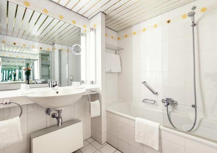 Bathroom 4, Best Western Premier Grand Hotel Russischer Hof, Weimar