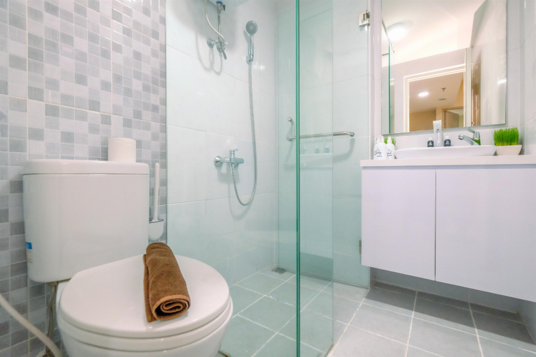 Bathroom 5, Spacious 2BR Combined Tokyo Riverside PIK 2 Apartment By Travelio, Tangerang