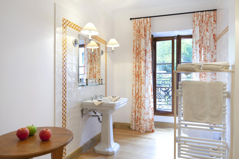 Bathroom 4, Les Pyrenees - le Grand Hotel & le Chateau, Pyrénées-Orientales
