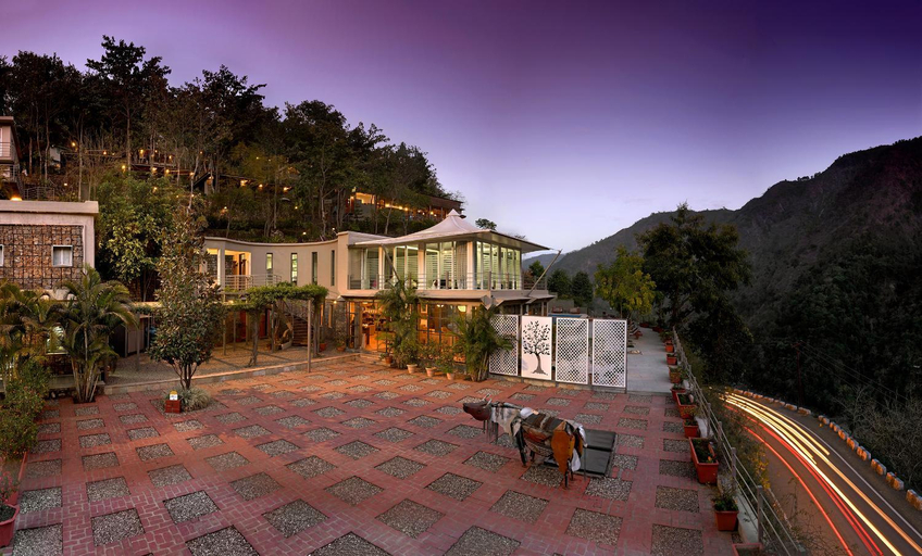Exterior & Views