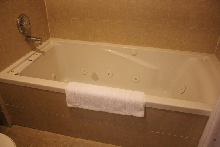 Bathroom 5, Relax Inn Chehalis, Lewis