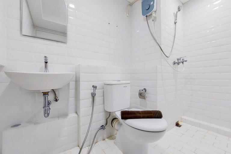 Bathroom 5, Modern and Comfort Look Studio Kingland Avenue Apartment By Travelio, Tangerang