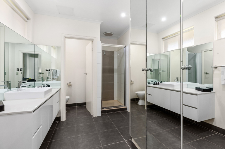 Bathroom 4, All Seasons Resort, Gr. Bendigo - Inner East