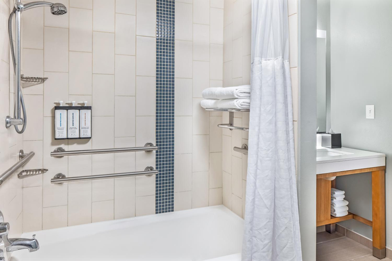 Bathroom 5, Hyatt Place Waikiki Beach, Honolulu