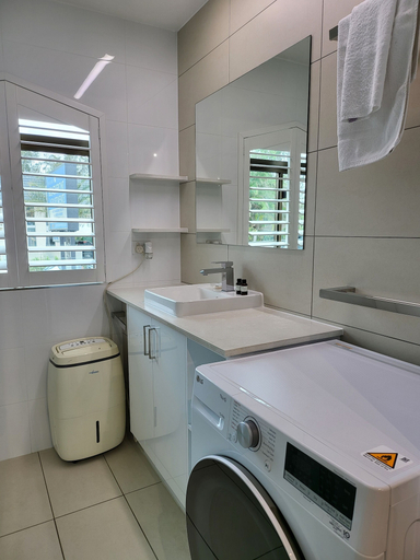 Bathroom 4, Byron Bay Beachfront Apartments, Byron