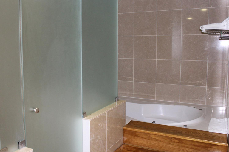 Bathroom 5, BejaParque Hotel, Beja