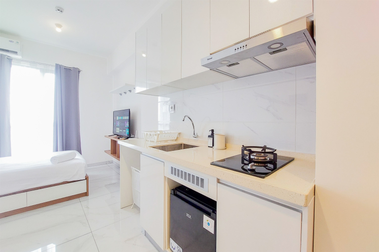 Others 2, Restful and Cozy Studio Sky House Alam Sutera Apartment By Travelio, Tangerang